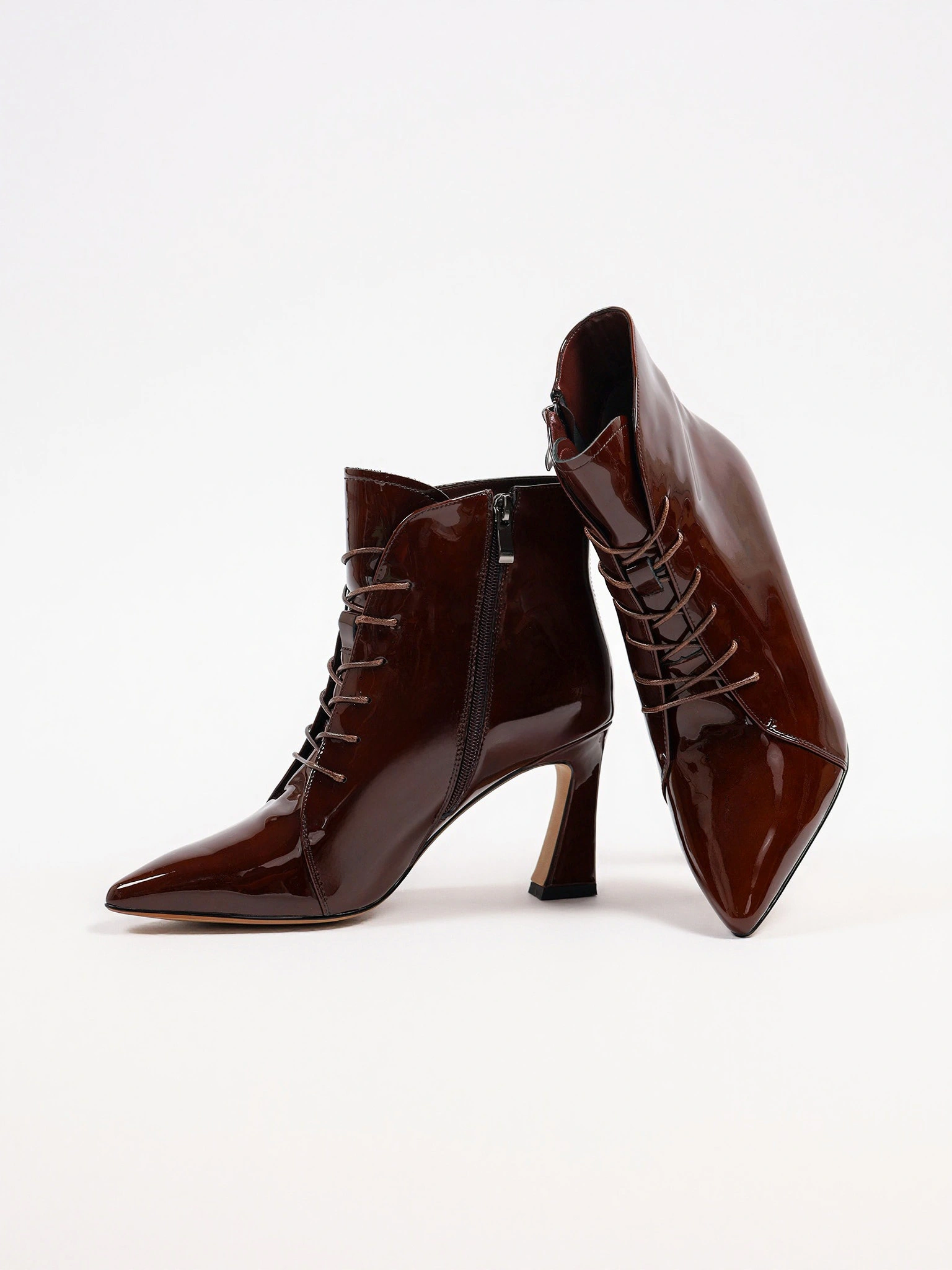 Ботильоны лакированные бордового цвета со шнуровкой на высоком каблуке